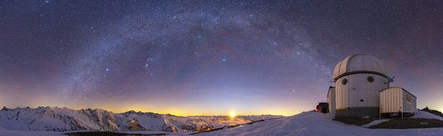 Le QUEYRAS_Observatoire-de-Saint-Véran-coucher-de-lune- Fin de droit 2027©Jeff Graphy_OTGQ.jpg