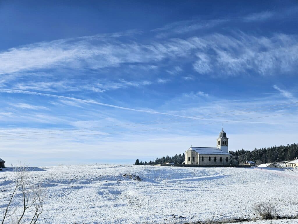 Village de Prénovel dans le Jura en hiver
