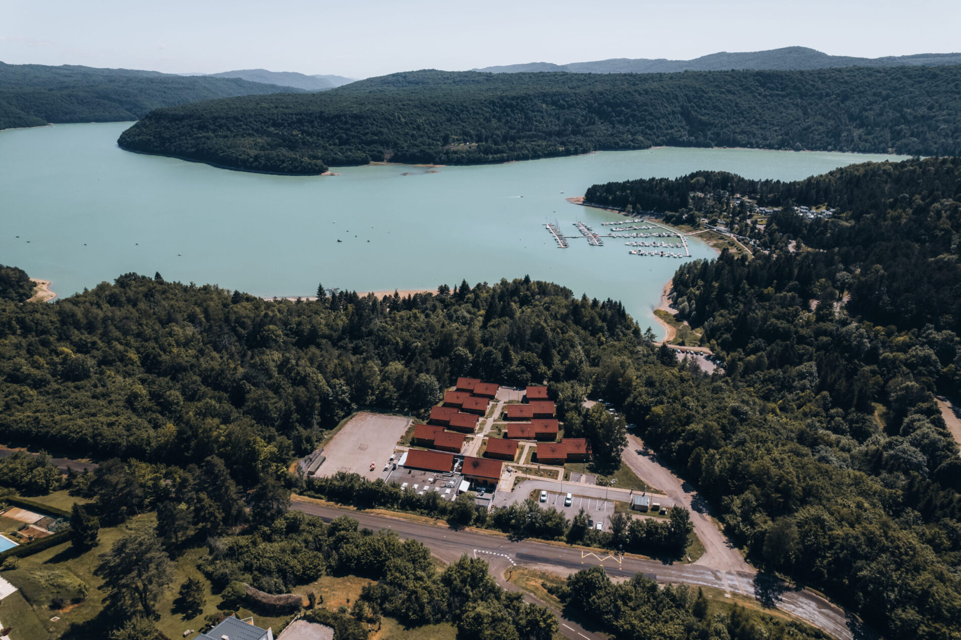 Les chalets de Maisod au bord du lac de Vouglans