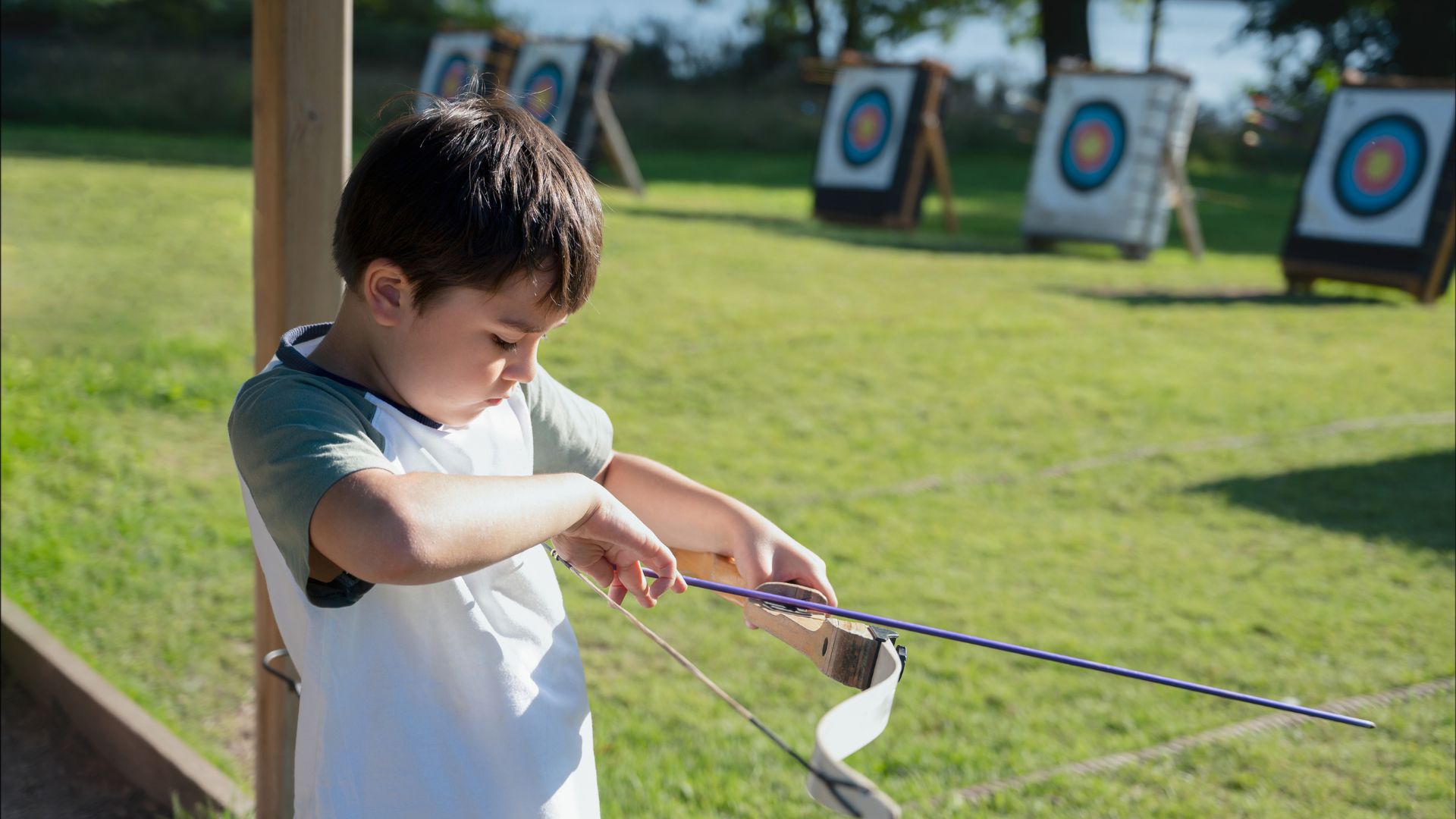 Séance de tir à l'arc en classe découverte